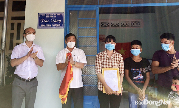  Phó bí thư thường trực Tỉnh ủy Hồ Thanh Sơn và nhà tài trợ tặng nhà tình thương cho người khó khăn về nhà ở tại xã Gia Canh