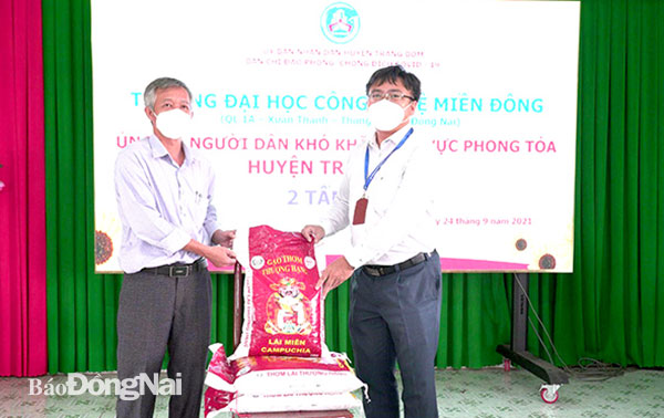 Trường đại học Công nghệ Miền Đông: Tặng 4 tấn gạo cho người dân trong vùng phong tỏa