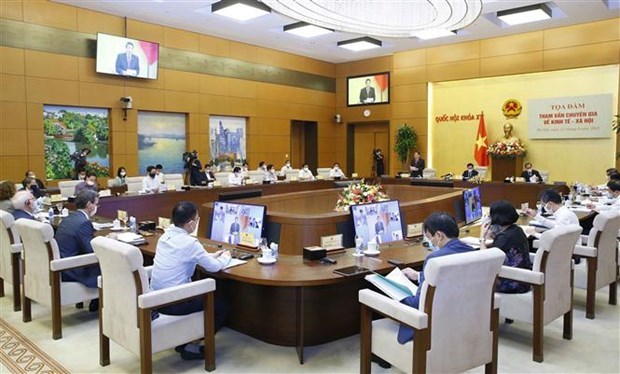 Chairman of the National Assembly Vuong Dinh Hue chairs a consultation with experts on socio-economic development on September 27. 