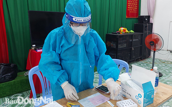  Nhân viên y tế một phòng khám đa khoa tư nhân trên địa bàn TP.Biên Hòa thực hiện xét nghiệm test nhanh SARS-CoV-2 tại một điểm test nhanh lưu động.