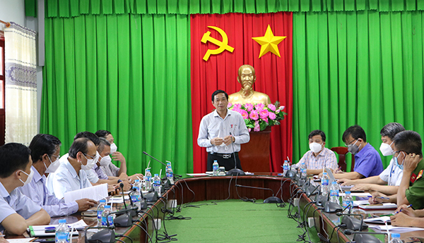 Phó chủ tịch UBND tỉnh Võ Văn Phi phát biểu tại buổi làm việc.