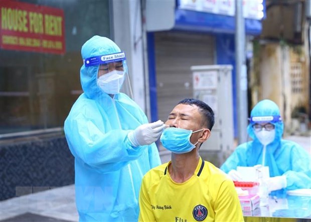 A man has sample taken for COVID-19 testing (Photo: VNA) 