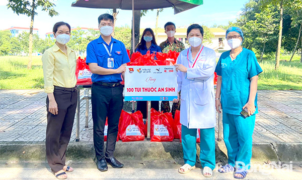Phó bí thư Tỉnh đoàn Võ Văn Trung trao các túi thuốc an sinh do Trung ương Đoàn hỗ trợ cho các bệnh viện dã chiến. Ảnh: Nga Sơn