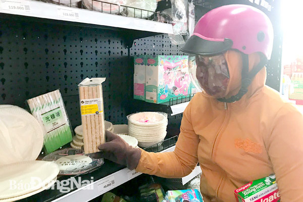 Người tiêu dùng tìm hiểu sản phẩm ống hút giấy tại cửa hàng Vinmart+