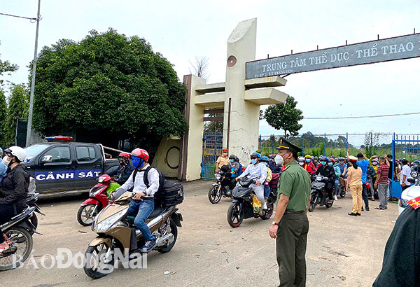 Rất đông công nhân, người lao động tập trung tại sân vận động H.Trảng Bom để lực lượng công an hỗ trợ đưa về quê