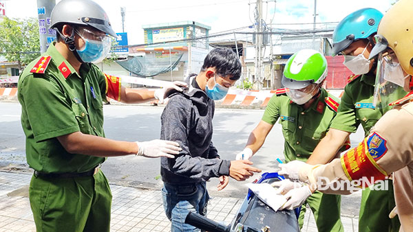 Một đối tượng tàng trữ ma túy bị lực lượng tuần tra phát hiện, bắt giữ trên địa bàn TP.Biên Hòa. Ảnh: Trần Danh