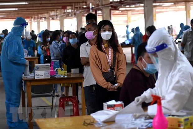 Workers at Pousung Vietnam company complete procedures before working (Photo: VNA)