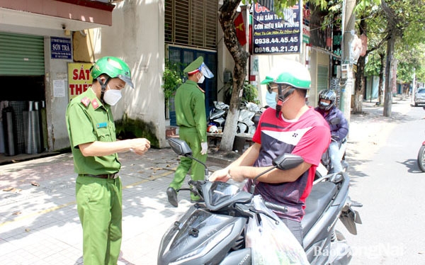 Lực lượng Công an TP.Biên Hòa làm nhiệm vụ kiểm soát giao thông trên đường Đồng Khởi (TP.Biên Hòa). Ảnh: T.Hải