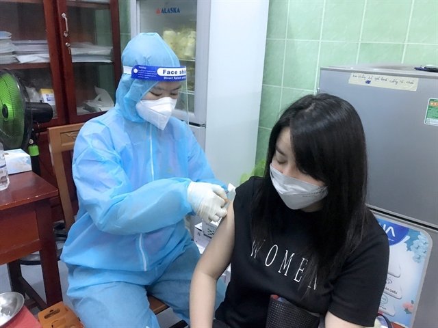 Medical staff administering a COVID-19 vaccine to a woman in Tân Uyên Town, Bình Dương on Tuesday. VNA/VNS Photo Chí Tưởng