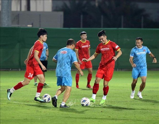 Forward Nguyen Tien Linh (second from right) and other Vietnamese players at a training practice in the UAE (Photo: VNA)