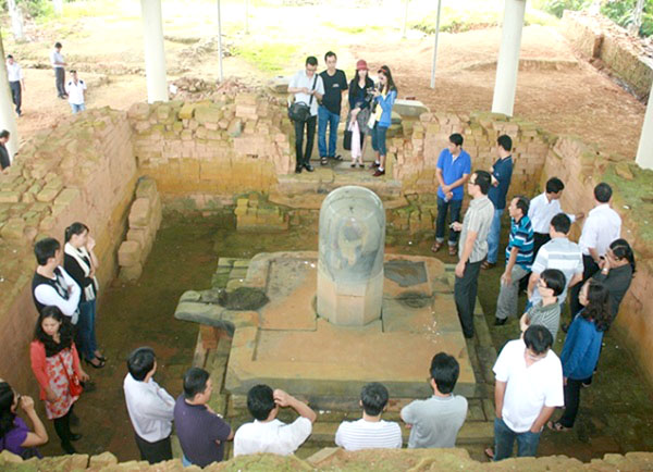 Du khách tham quan Linga - Yoni lớn nhất Đông Nam Á tại di tích khảo cổ Cát Tiên, tỉnh Lâm Đồng. Ảnh: TL