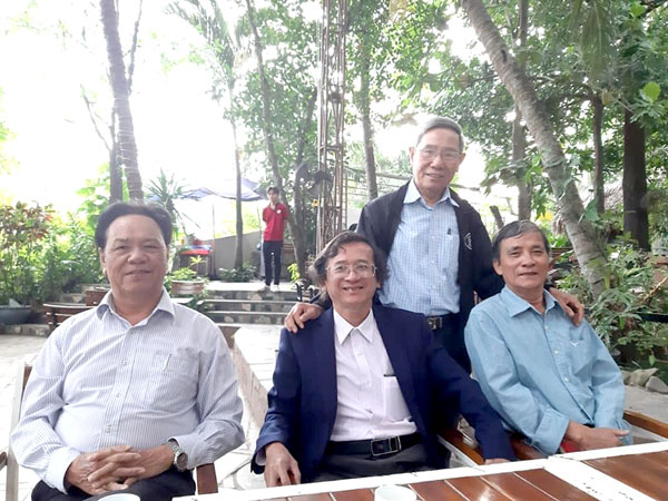 Tác giả Nguyễn Duy Đồng (bìa trái) giao lưu cùng bạn văn Hội Văn học nghệ thuật Đồng Nai