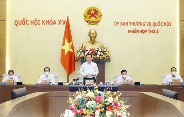 NA Chairman Vuong Dinh Hue concludes the NA Standing Committee's 3rd session.