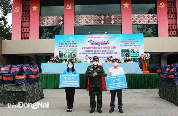 Thiếu tướng Lê Hồng Dũng trao tặng bảng tượng trưng 20 ngàn phần quà của Quân ủy Trung ương giúp đỡ nhân dân tỉnh Đồng Nai