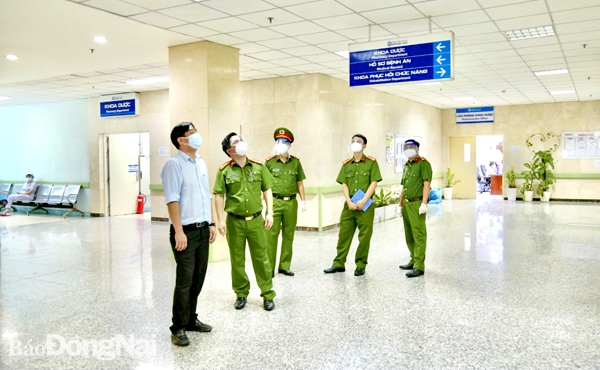 Đoàn công tác Bộ Công an kiểm tra công tác đảm bảo an toàn phòng cháy, chữa cháy tại Bệnh viện Đa khoa Đồng Nai vào ngày 20-9. Ảnh: Đ.Tùng