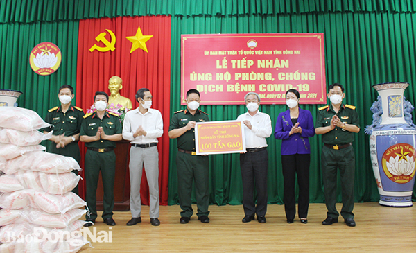 Thiếu tướng Lê Hồng Dũng tặng bảng tượng trưng tặng 100 tấn gạo hỗ trợ Đồng Nai