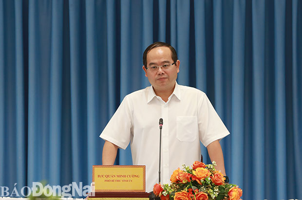 Đồng chí Quản Minh Cường, Phó bí thư Tỉnh ủy, Trưởng đoàn Đại biểu Quốc hội tỉnh phát biểu chỉ đạo tại cuộc họp. 
