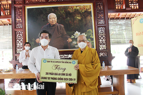 Ban Trị sư Phật giáo Việt Nam tỉnh tặng 300 phần quà an sinh cho huyện Long Thành