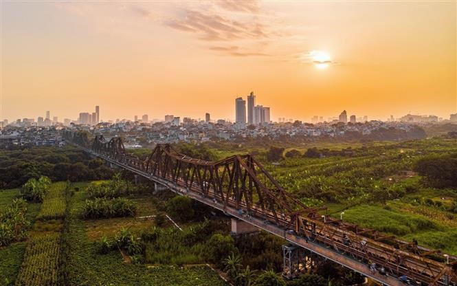 The icon Long Bien bridge, designed by French architect Gustave Eiffel, was built between 1899 and 1902 and opened in 1903. For over 100 years, the bridge has seen many changes, and has become a symbol of Vietnam's history. 