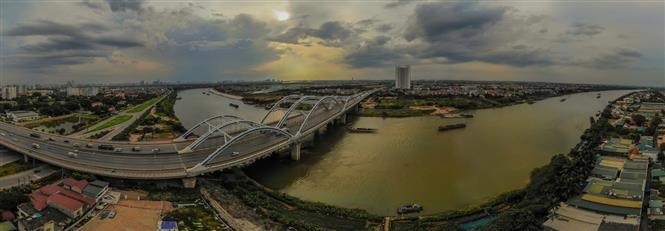 The 1.14km long and 55m wide Dong Tru bridge spans the Duong river and links Long Bien district and the suburban district of Dong Anh. It is recognised as the widest bridge in Vietnam. 