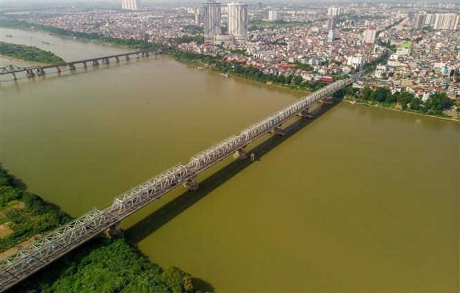 Built between 1983 and 1986, Chuong Duong bridge was the first big bridge in Vietnam to be designed and built by local engineers without technical assistance from foreign experts. The 1,230m long bridge was built using materials left over from the construction of Thang Long bridge, helping to ease the traffic burden on Long Bien Bridge. 