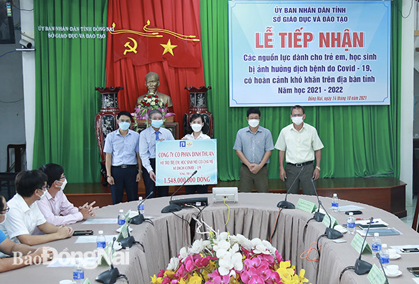 Ông Đinh Ngọc Tú, Chủ tịch HĐQT, Tổng giám đốc Công ty CP.Đinh Thuận trao bảng tượng trưng số trên trên 1,5 tỷ đồng hỗ trợ trẻ mồ côi cha mẹ vì Covid-19
