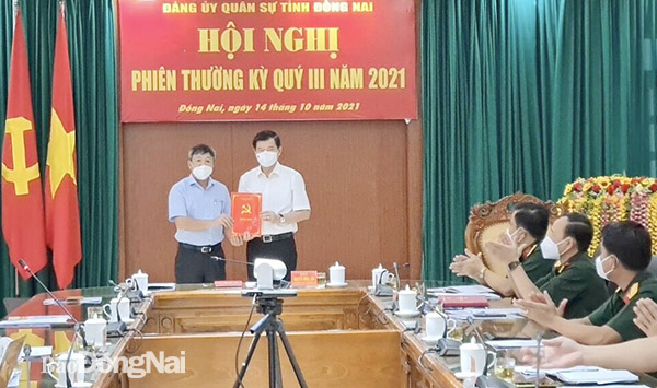 Phó bí thư thường trực Tỉnh ủy Hồ Thanh Sơn trao quyết định của Ban TVTU chỉ định Bí thư Đảng ủy Quân sự tỉnh nhiệm kỳ 2020-2025