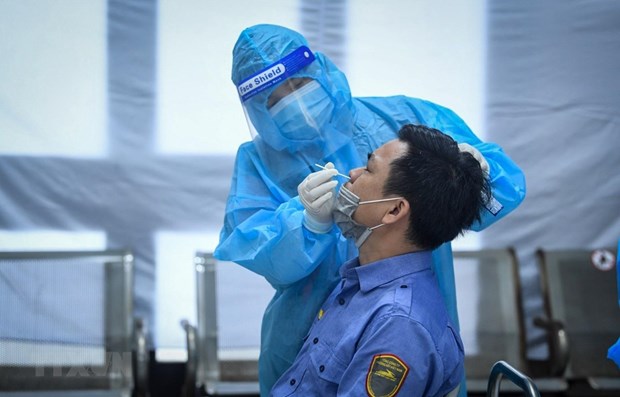 A medical worker takes sample for COVID-19 testing (Photo: VNA)