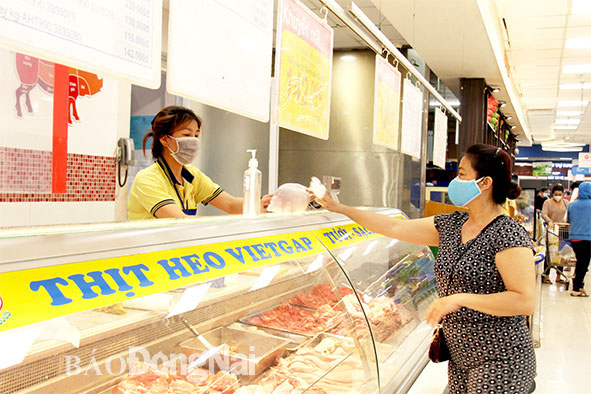 Thịt heo là một trong số những mặt hàng nằm trong danh mục của chương trình bình ổn giá một số mặt hàng thiết yếu theo kế hoạch của UBND tỉnh. Trong ảnh: Người dân chọn mua các loại thịt heo tại một siêu thị ở TP.Biên Hòa. Ảnh: Lam Phương