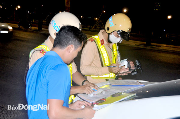 Lực lượng chức năng lập biên bản xử lý trường hợp vi phạm quy định về an toàn giao thông trên đường Võ Thị Sáu (TP.Biên Hòa). Ảnh: Thanh Hải