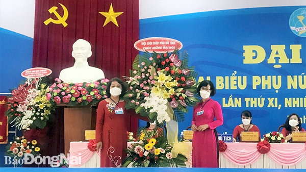 Bà Phí Thị Thu Hà, Phó chủ tịch Hội LHPN tỉnh dự và tặng hoa chúc mừng đại hội đại biểu phụ nữ H.Vĩnh Cửu (Ảnh: Hội LHPN tỉnh cung cấp)