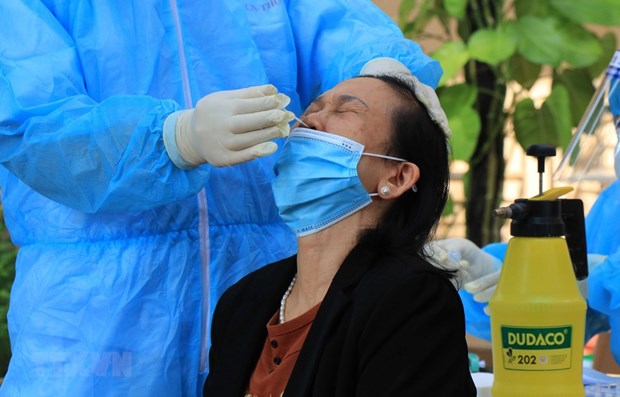 A local resident in Que Vo district, Bac Ninh province, has sample taken for COVID-19 testing. (Photo: VNA)