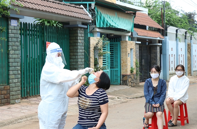 A health worker taking samples for COVID-19 testing from residents in Tân Lập Ward, Buôn Ma Thuột City in the central highland province of Đắk Lắk on Thursday. VNA/VNS Photo Tuấn Anh