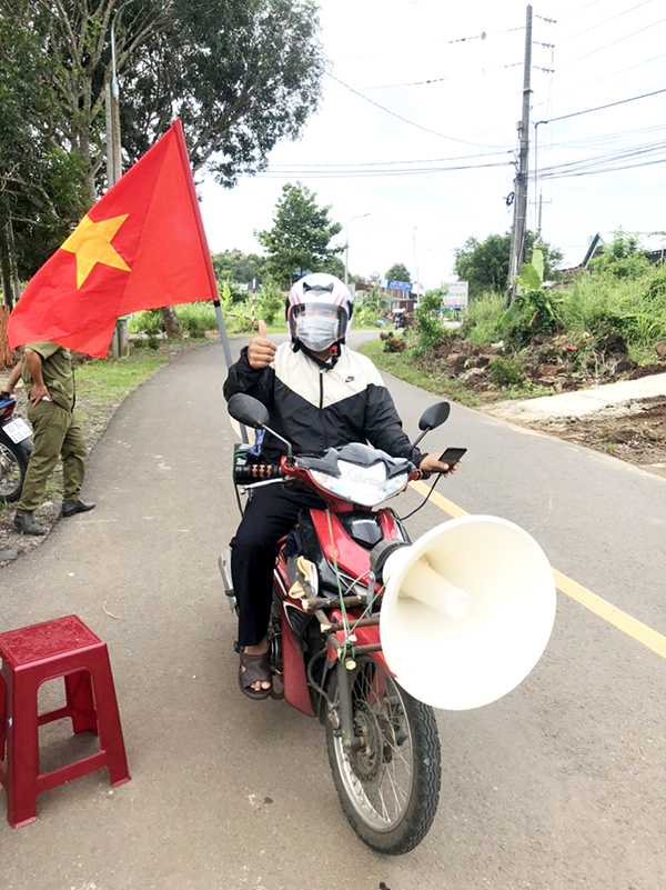 Người dân sử dụng xe máy gắn loa thông tin tuyên truyền về dịch Covid-19 trên các tuyến đường của H.Định Quán