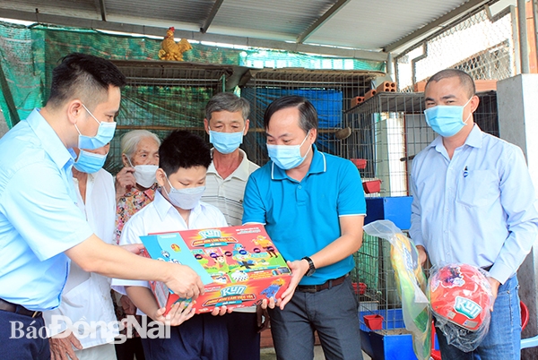 Đại diện Hội đồng Đội Trung ương và Nhãn hàng Kun – Công ty cổ phần sữa Quốc tế đến thăm và trao hỗ trợ tháng đầu tiên cho học sinh mồ côi vì Covid-19 tại P.Quang Vinh (TP.Biên Hòa)