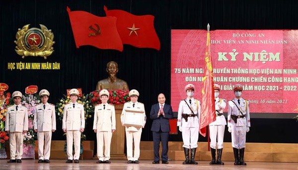 President Nguyen Xuan Phuc presents the Military Exploit Order, first class, to the People’s Security Academy in recognition of its outstanding achievements. 