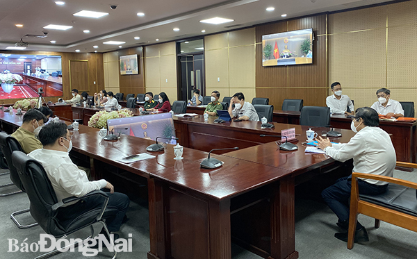 Phó chủ tịch UBND tỉnh Nguyễn Sơn Hùng cùng lãnh đạo các  sở ngành của tỉnh tham dự buổi họp trực tuyến
