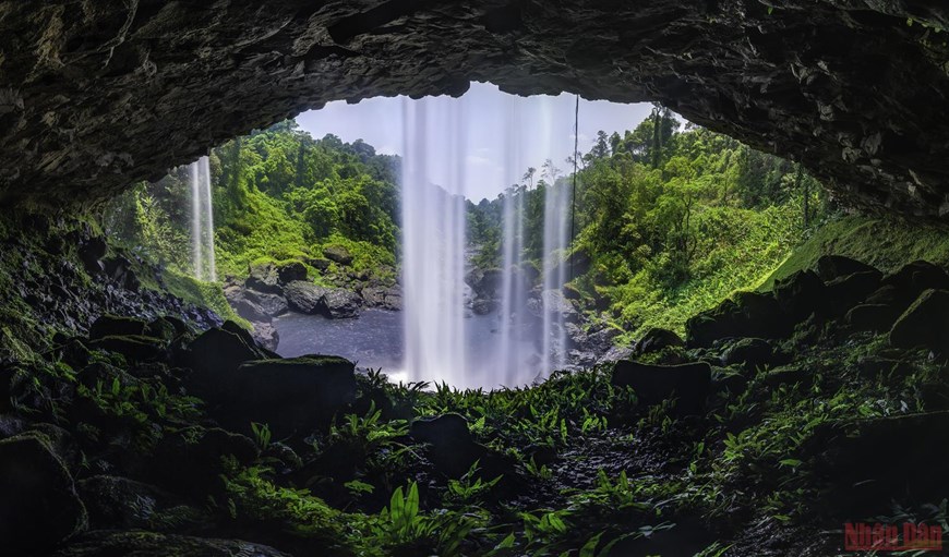 Hang En Waterfall is located inside the Kon Chu Rang Nature Reserve in K'Bang district. 