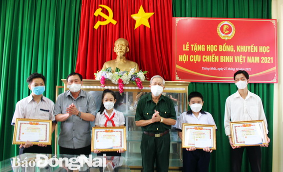 Các đồng chí: Đại tá Dương Hòa Hiệp, Chủ tịch Hội CCB tỉnh và Nguyễn Hữu Định, Bí thư Huyện ủy Thống Nhất 