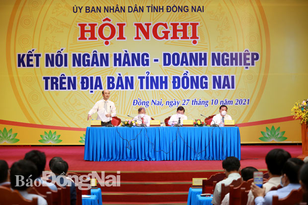 Lãnh đạo Ngân hàng Nhà nước Việt Nam chi nhánh Đồng Nai giải đáp các ý kiến của doanh nghiệp tại hội nghị. Ảnh: Huy Anh