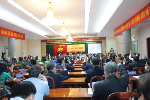 Các đại biểu HĐND tỉnh biểu quyết các nội dung tại kỳ họp thứ nhất HĐND tỉnh khóa X