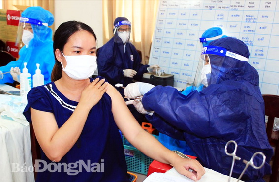 Tiêm vaccine cho người dân tại Bệnh viện Đa khoa khu vực Long Thành