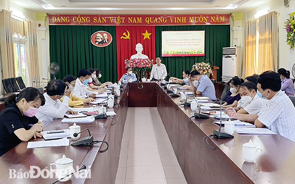 Lãnh đạo Ban Tuyên giáo Huyện ủy Trảng Bom trao đổi một số nội dung về công tác tuyên giáo năm 2021 của huyện.