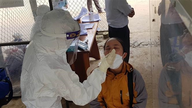 A resident of Nam Trà My District in Quảng Nam Province getting tested for COVID-19, after a rise in local cases. VNA/VNS Photo