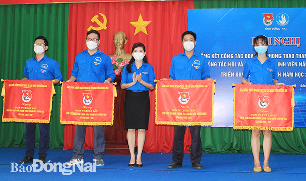  Bí thư Tỉnh đoàn Hồ Hồng Nguyên tặng cờ thi đua xuất sắc trong công tác Đoàn và phong trào thanh niên trường học năm học 2020-2021