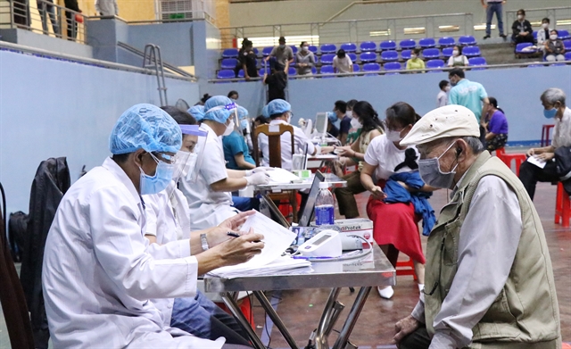 Medical staff consult people before providing vaccinations in the Central Highlands province of Đắk Lắk. — VNA/VNS Photo Tuấn Anh