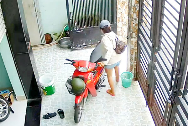 Hình ảnh N.T.H. lẻn vào lấy trộm xe máy của người dân tại P.Quang Vinh (TP.Biên Hòa) được camera an ninh ghi lại. Ảnh cắt từ clip