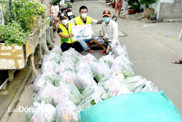 Các thành viên một nhóm thiện nguyện ở TP.Biên Hòa chuẩn bị các phần quà hỗ trợ những người gặp khó khăn do ảnh hưởng bởi dịch Covid-19. Ảnh: Kim Liễu