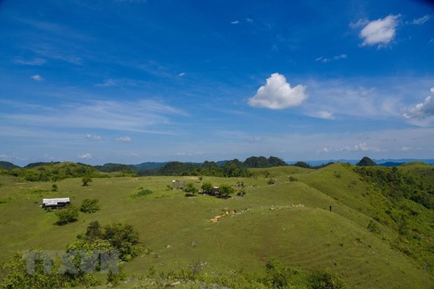 Nang Tien Mountain is located in Na Tan village, Thien Hoa commune, about 50km from the middle of Binh Gia district, Lang Son province. 