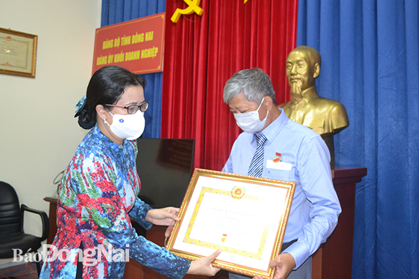 Lãnh đạo Đảng ủy Khối doanh nghiệp tỉnh trao tặng Huy hiệu 40 năm tuổi Đảng cho đảng viên